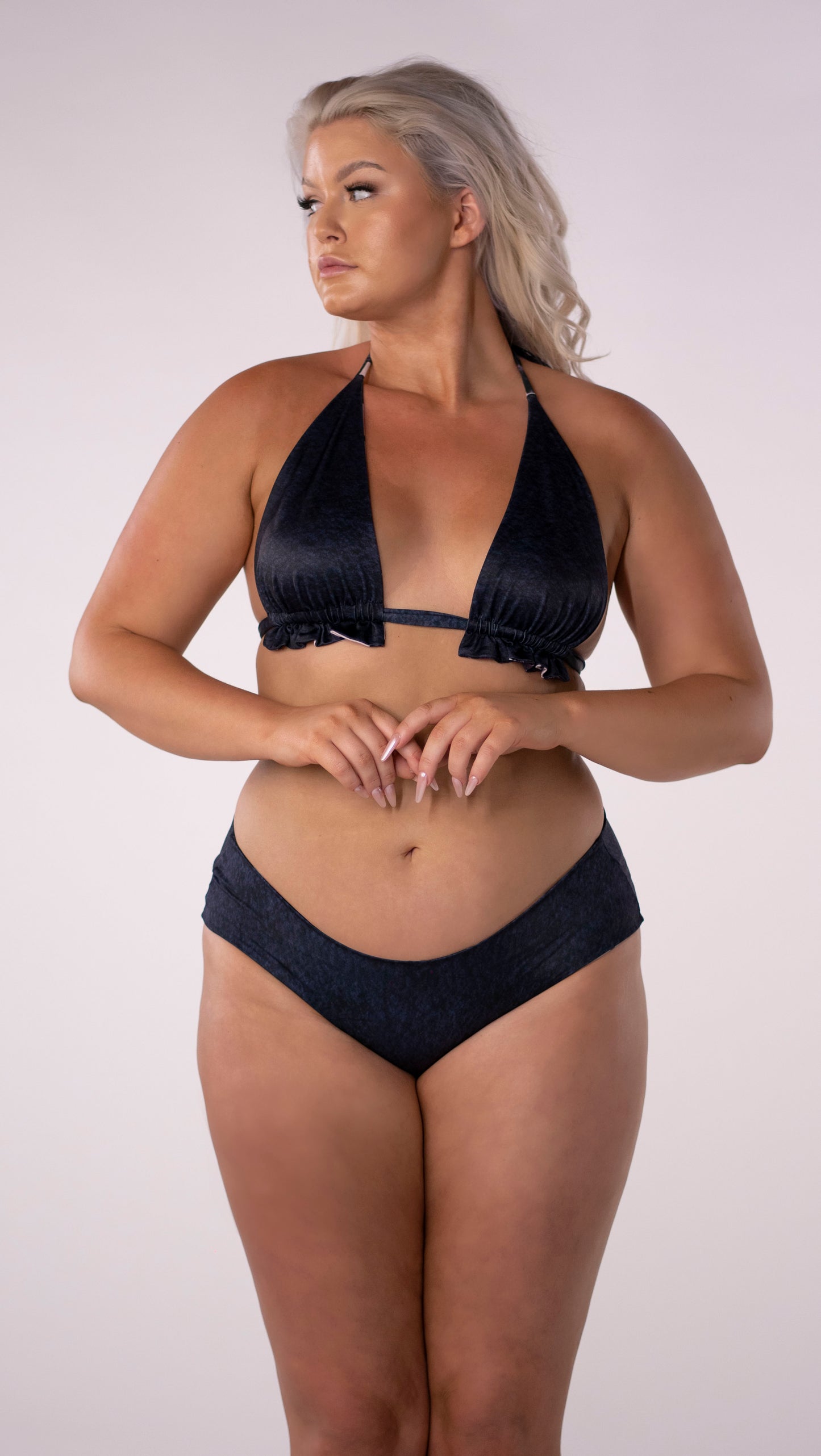 Low rise bikini bottoms with a boyish leg line to look cute and flirty! These reversible swim bottoms feature a navy blue watercolour solid wash on one side and a feminine pale pink with navy blue floral hibiscus watercolour print on the other side. Ruched detailing on the center of the bum help to accentuate your sexy curves!